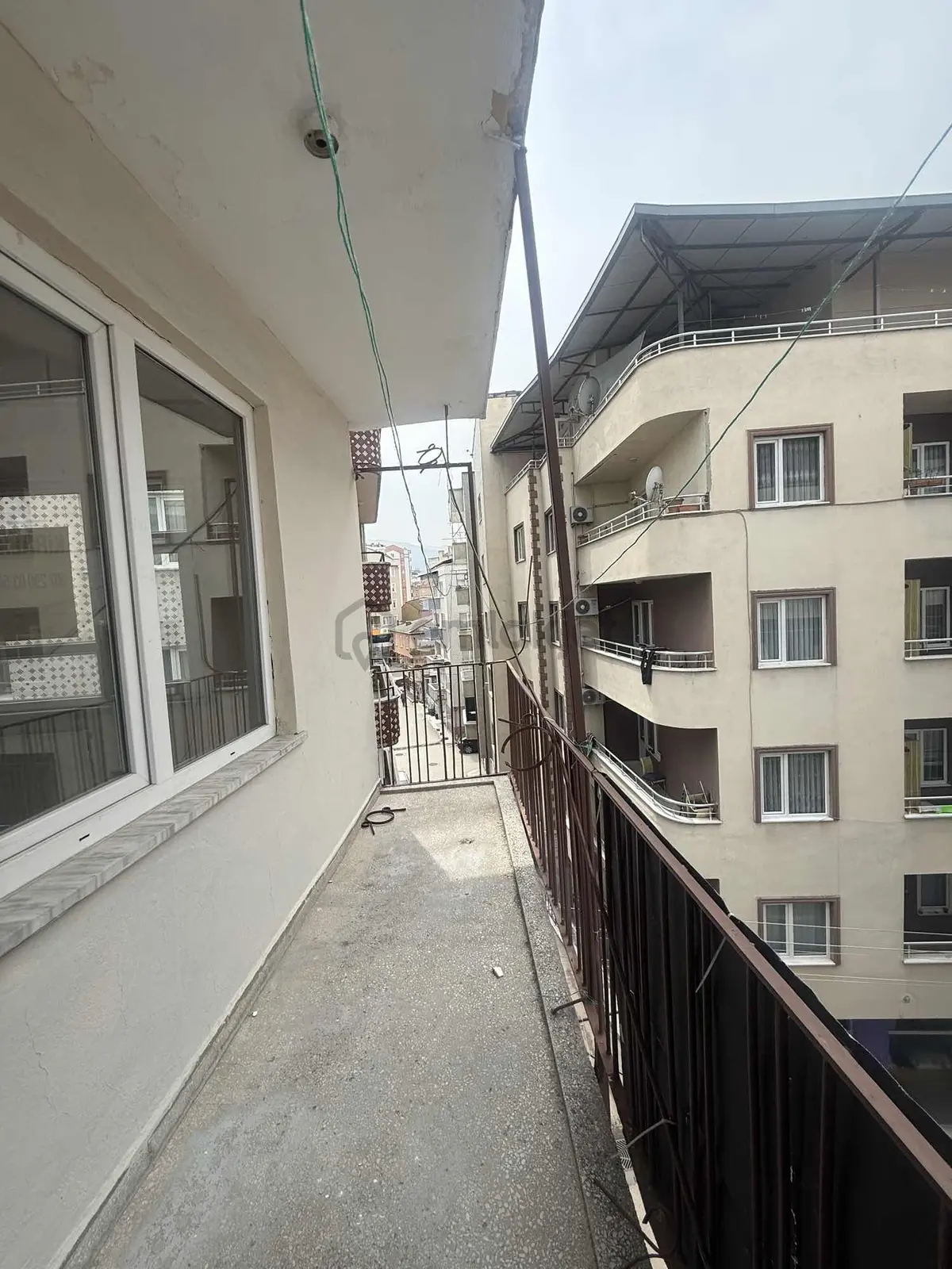 Dikkaldırımda Merkezi Konumda Geniş 3+1 Kiralık Daire - 4