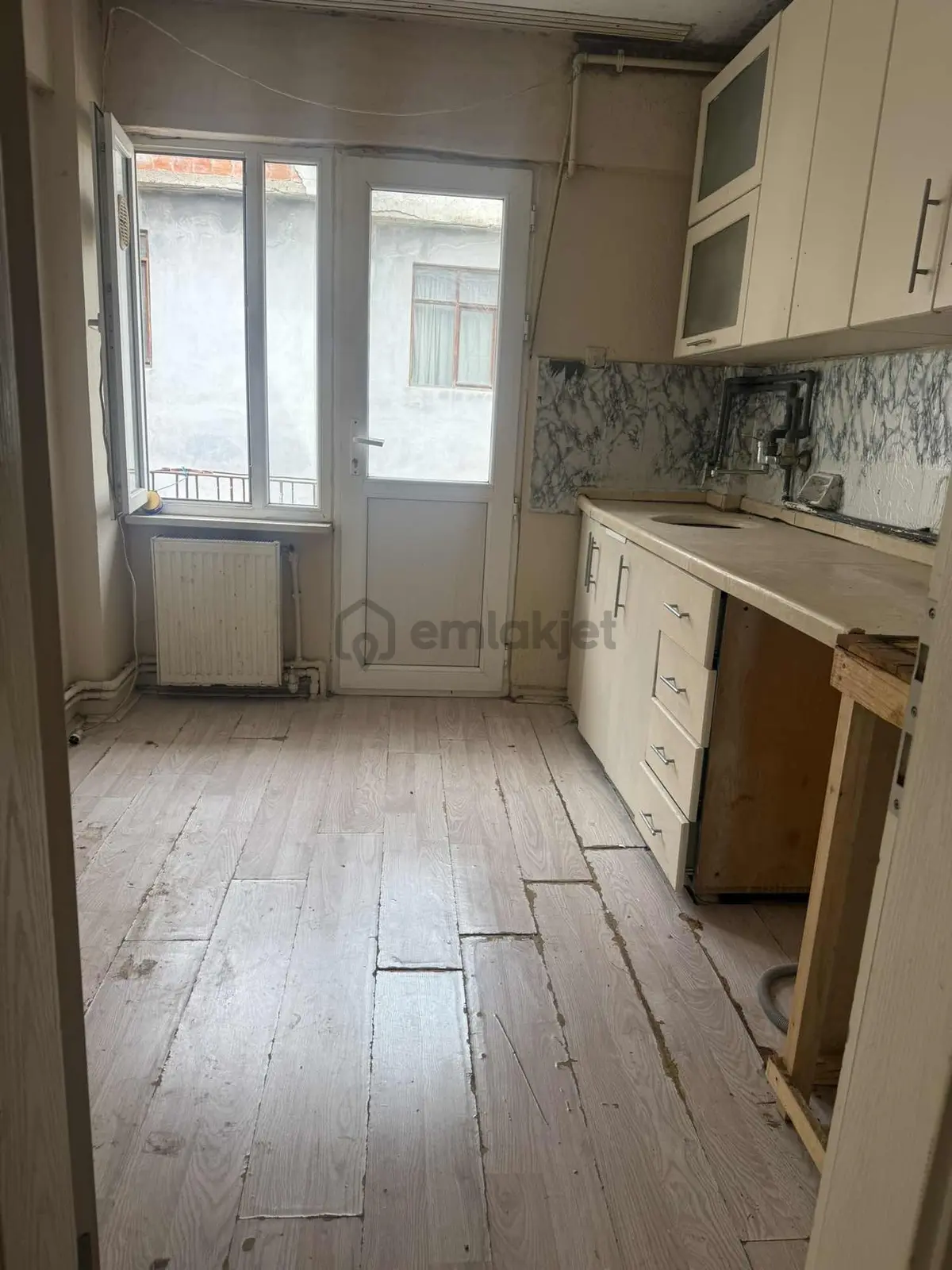 Dikkaldırımda Merkezi Konumda Geniş 3+1 Kiralık Daire - 8