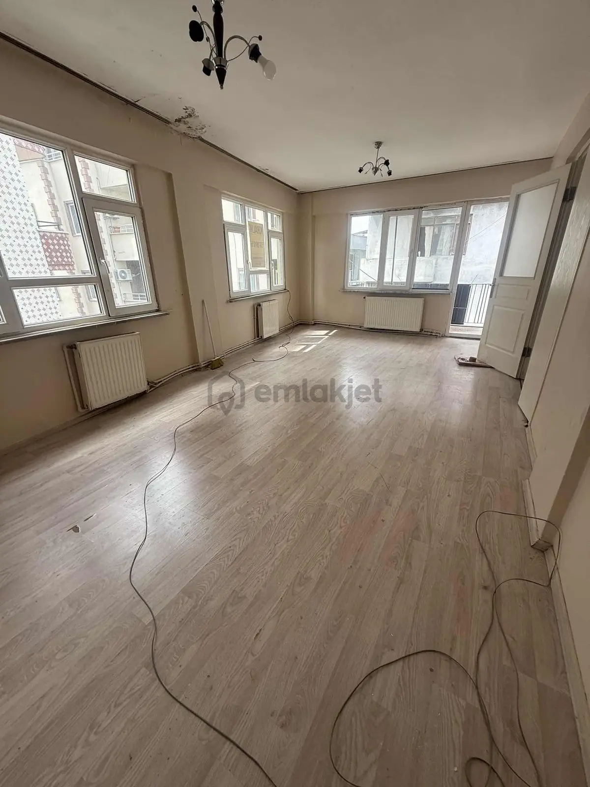 Dikkaldırımda Merkezi Konumda Geniş 3+1 Kiralık Daire - 3