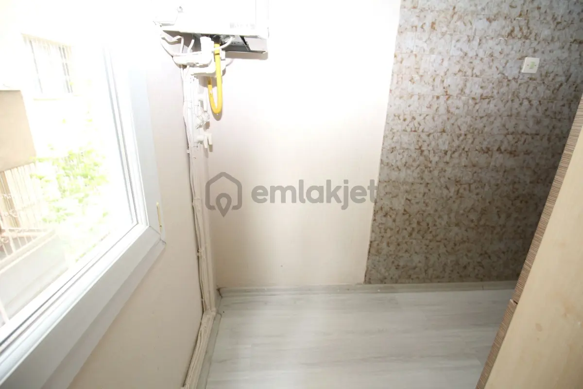 Polat Cad. Üzeri Asansörlü D.gazlı Otoparklı 2+1 - 34