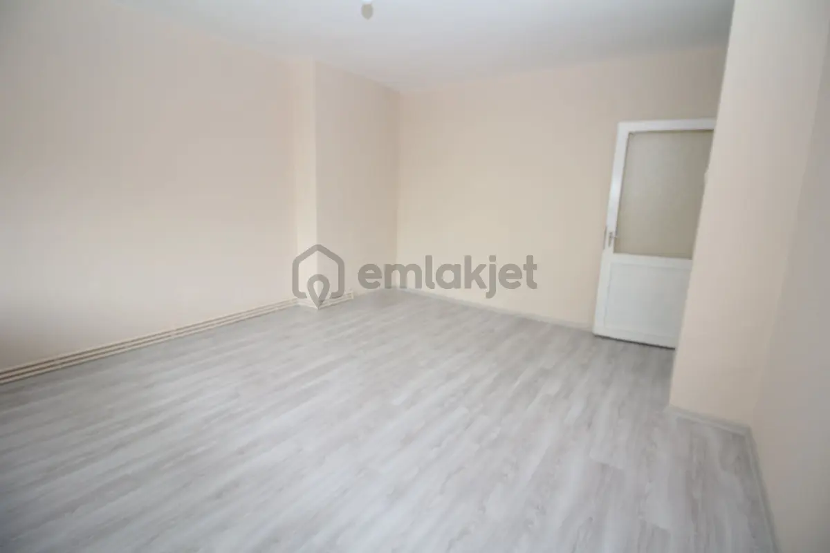 Polat Cad. Üzeri Asansörlü D.gazlı Otoparklı 2+1 - 10