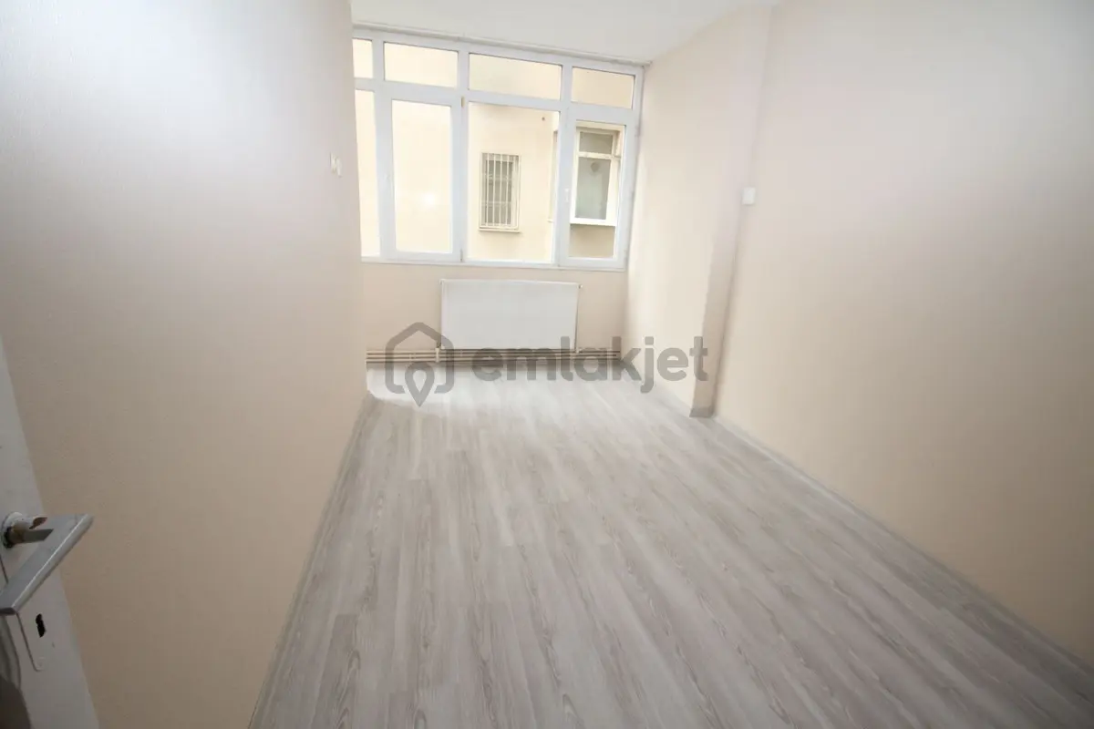 Polat Cad. Üzeri Asansörlü D.gazlı Otoparklı 2+1 - 24