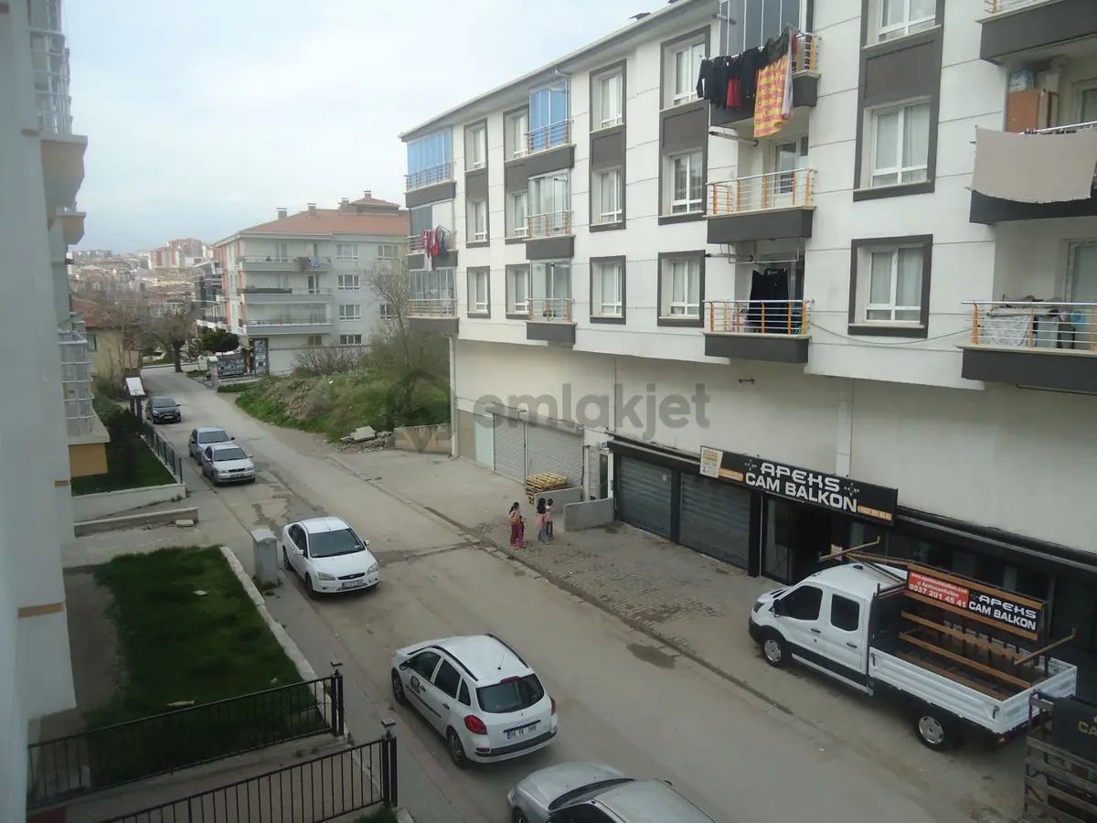 Krc'den Cadde Üzeri Geniş Katta Satılık 3+1 Daire - 27