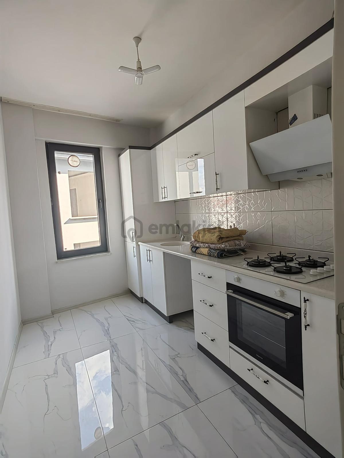 Akçay Emlak'tan Akşehir Meydan Mahallesi Çarşı Merkezde Sıfır Kiralık 2+0 Daire