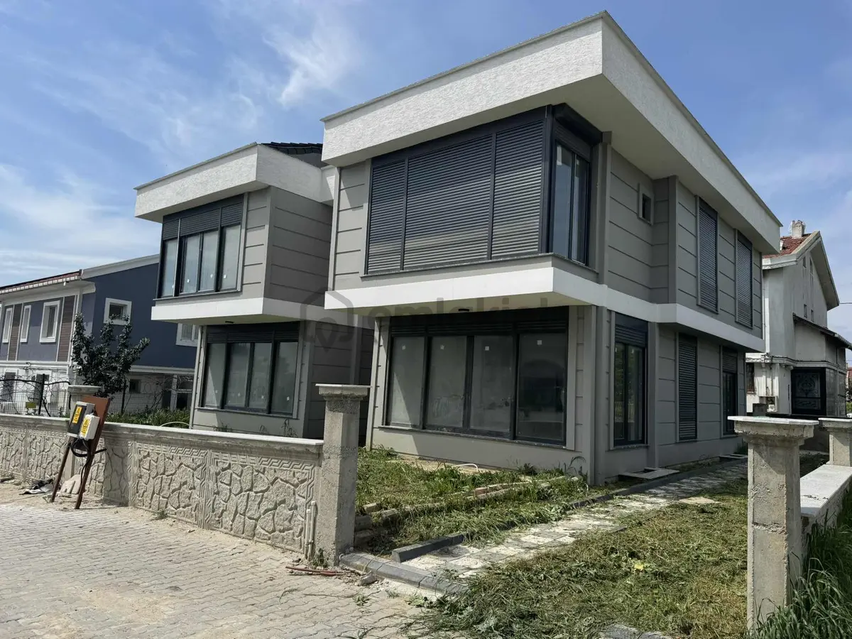 Büyükçekmece Güzelce Müstakil Bahçeli Lüks 6+1 Satılık Villa