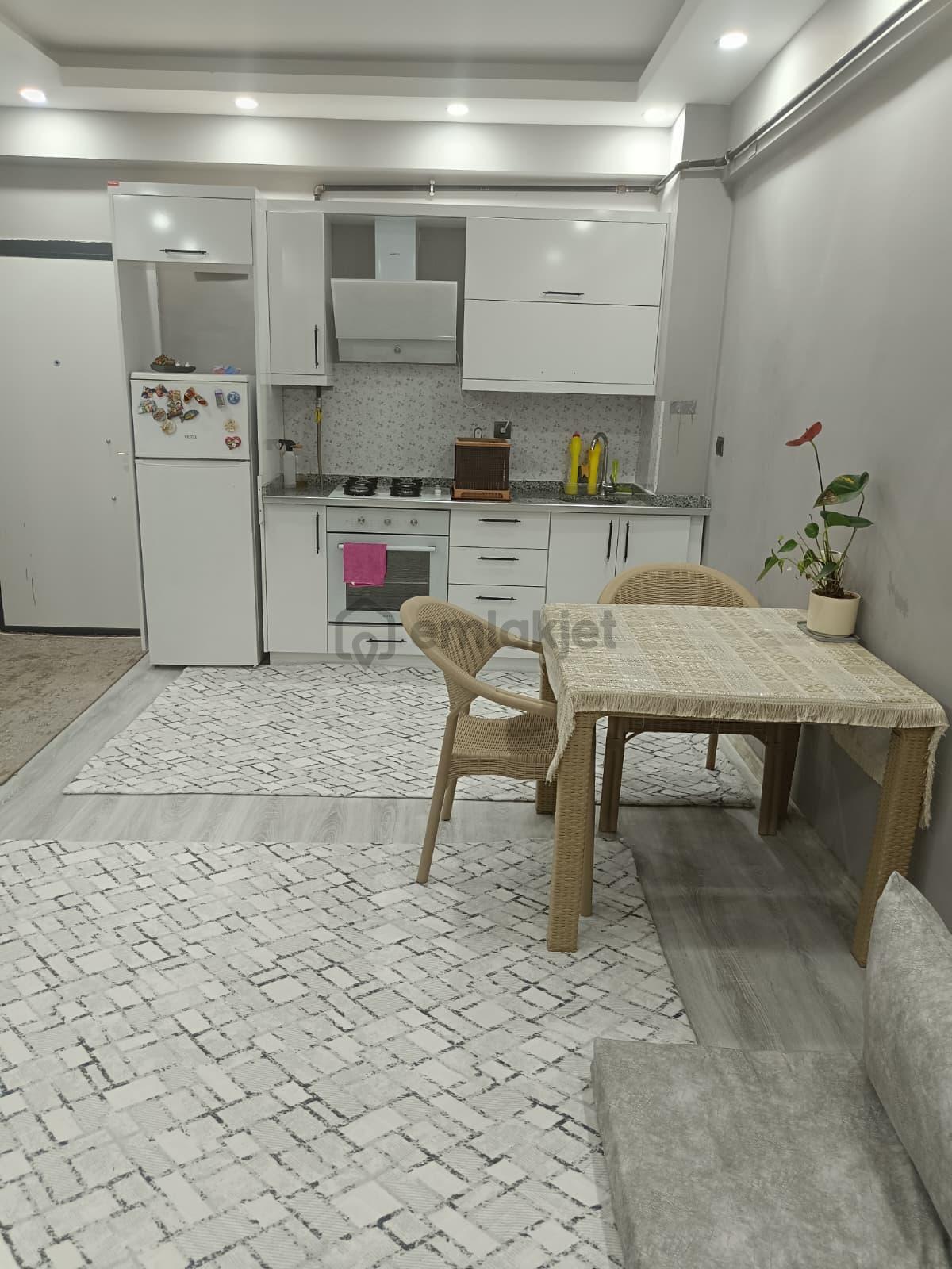 Akev Gayrimenkul'den Konuklu'da Cadde Üstü Eşyalı 1+1 Daire