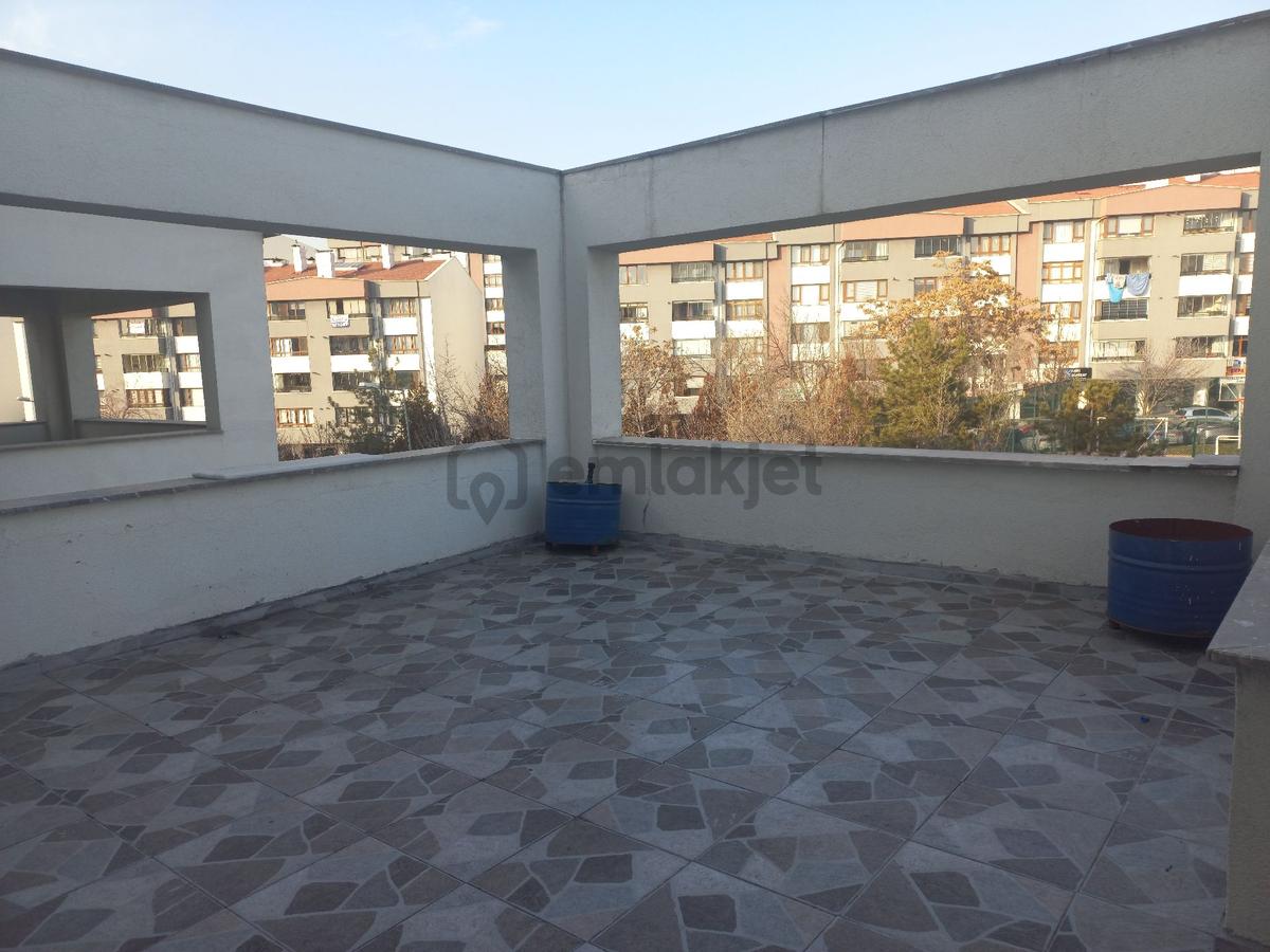 Batıkent Labirent Sitesinde Satılık İş - 19