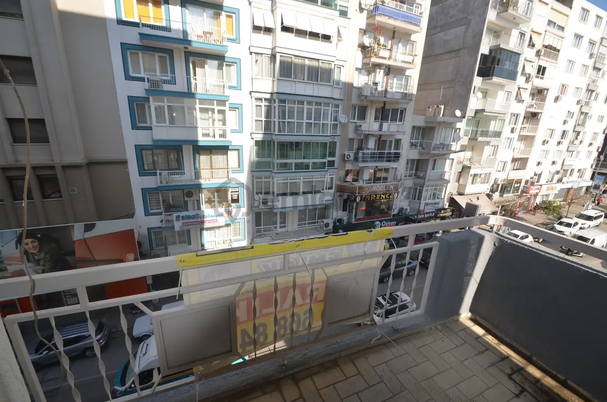 Bornova Merkezde Ana Cadde Üzerinde Satılık 3+1 Daire - 10