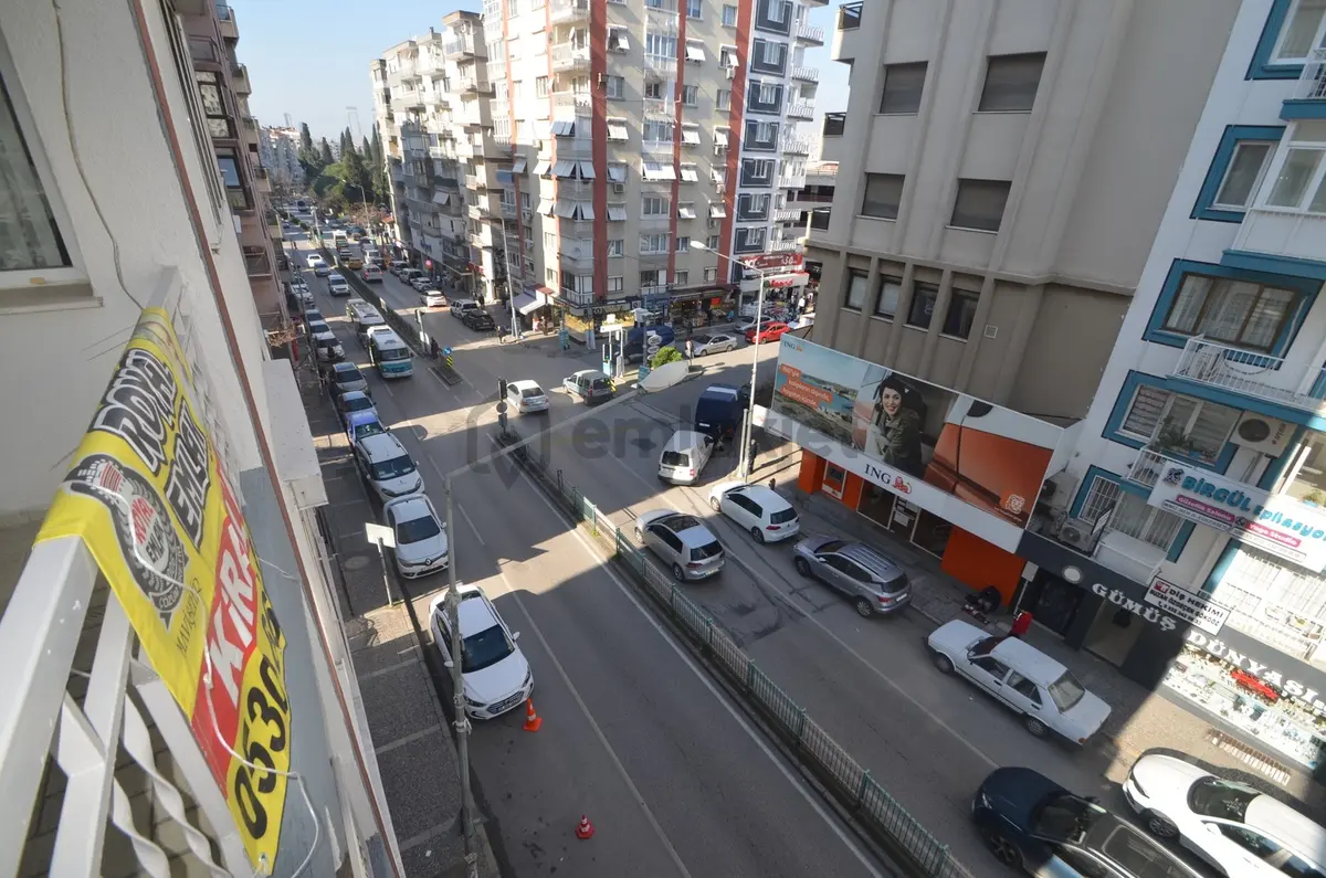 Bornova Merkezde Ana Cadde Üzerinde Satılık 3+1 Daire - 4