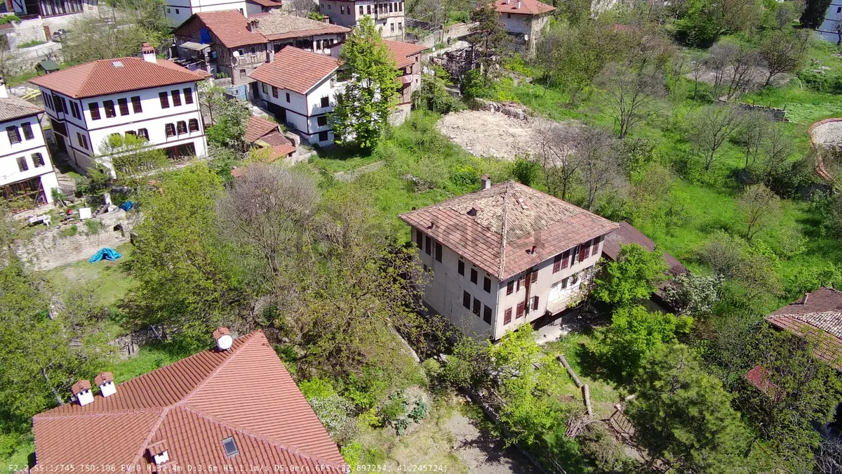 Wisrem Safranboludan Eskiçarşıda 3 Katlı Bahçeli Konak Ve Arsası - 13