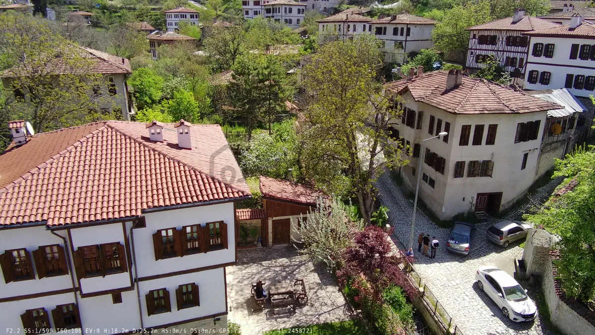 Wisrem Safranboludan Eskiçarşıda 3 Katlı Bahçeli Konak Ve Arsası - 2