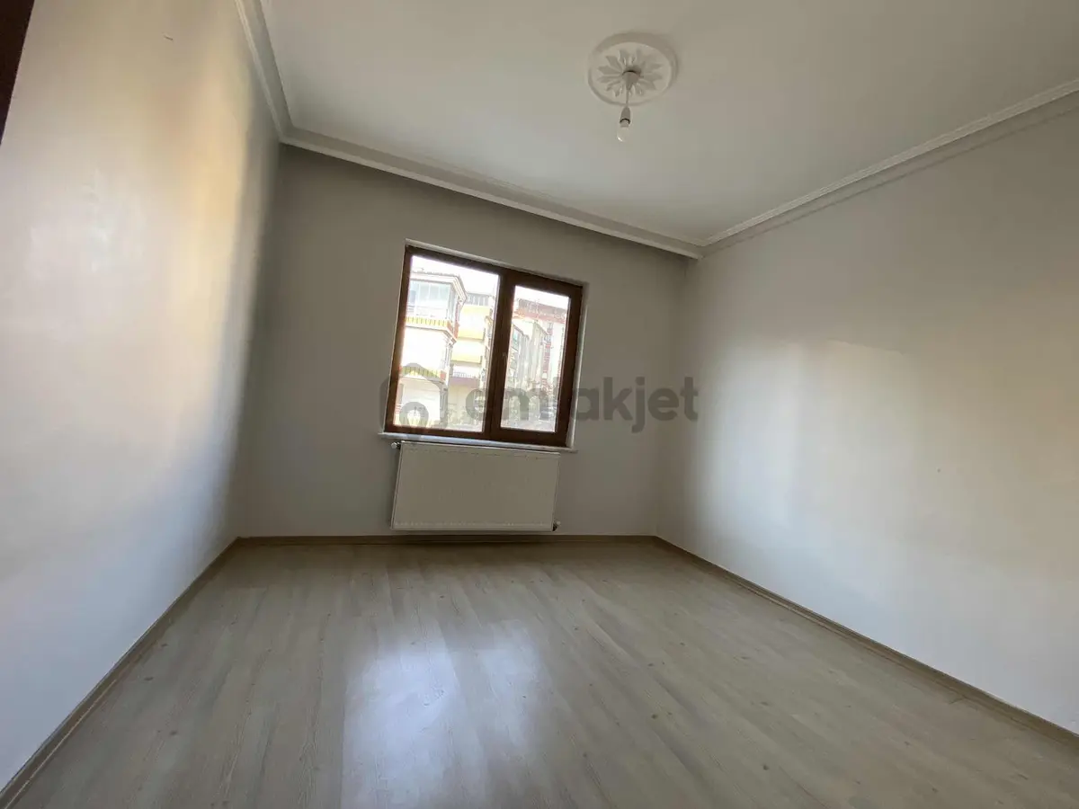 Alsancak Mahallesinde 1. Kat 4+1 Satılık Daire - 4