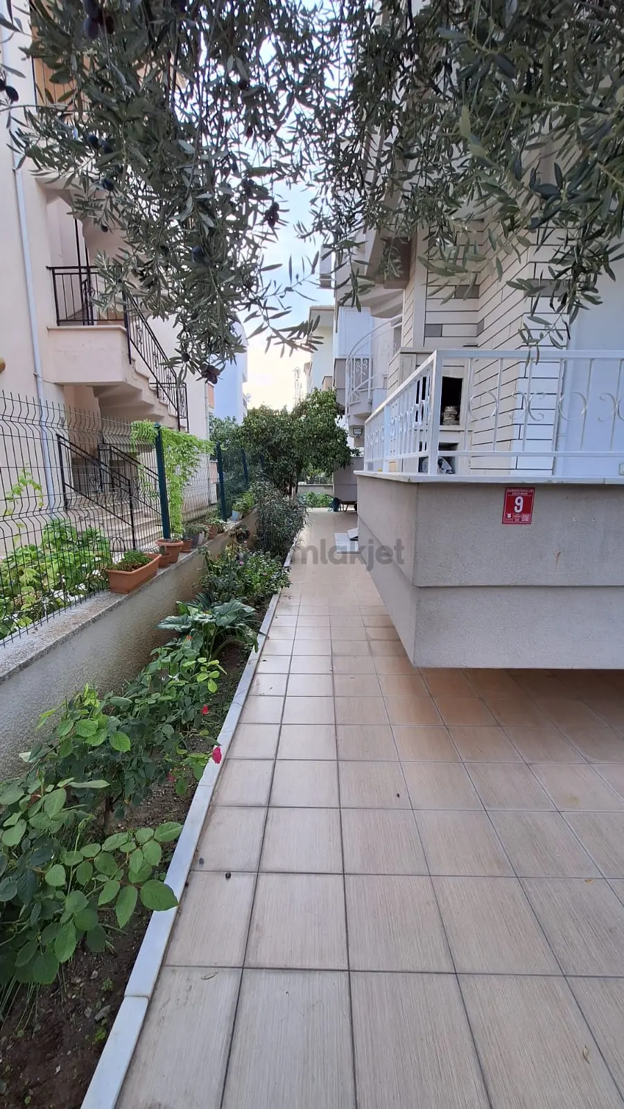 Edremit Altınoluk'da Yüksek Giriş 2+1 Satılık Daire - 4