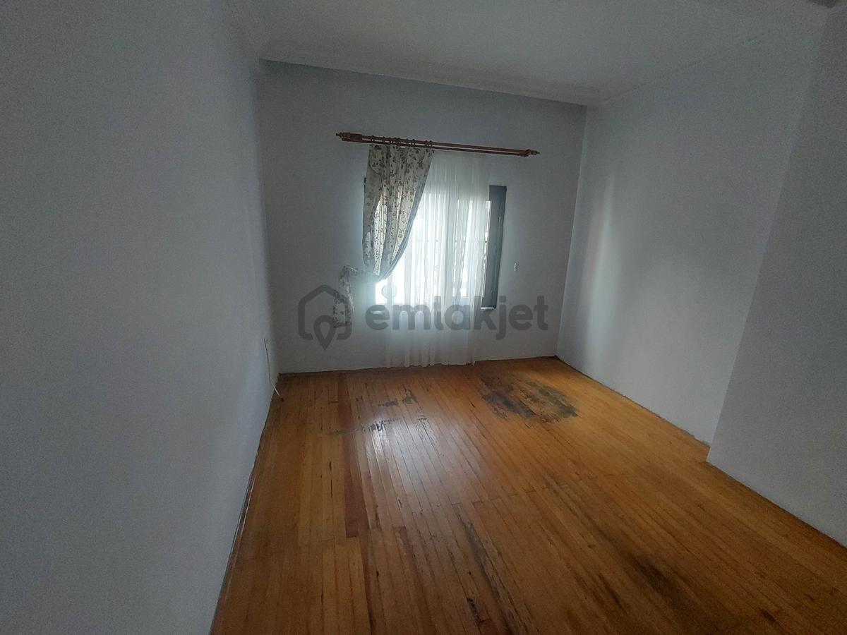 Zeynepkamil Kiralık 2,5 Katlı Müstakil Ev 10+1 - 14