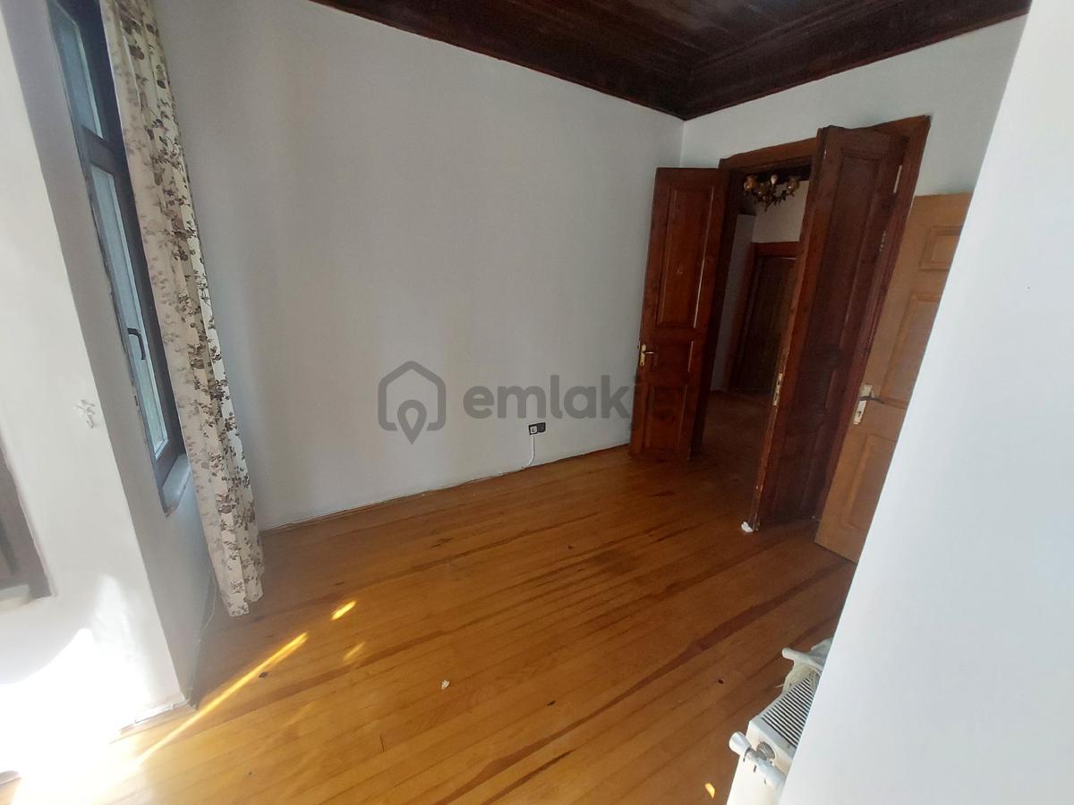 Zeynepkamil Kiralık 2,5 Katlı Müstakil Ev 10+1 - 24