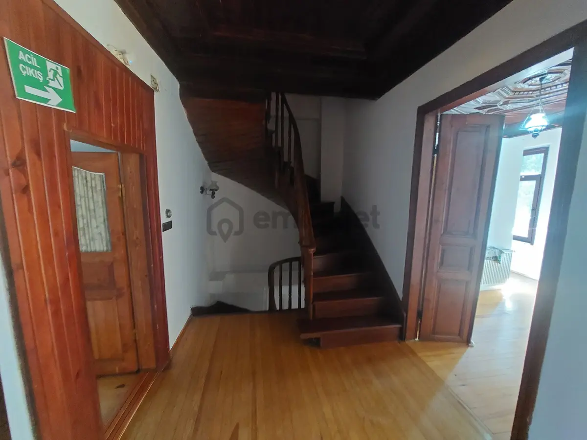 Zeynepkamil Kiralık 2,5 Katlı Müstakil Ev 10+1 - 26