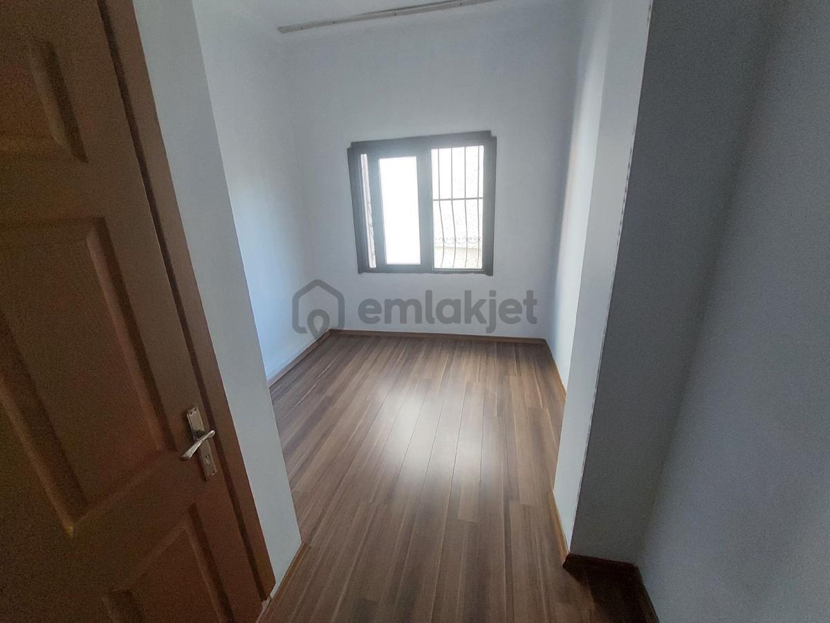 Zeynepkamil Kiralık 2,5 Katlı Müstakil Ev 10+1 - 17