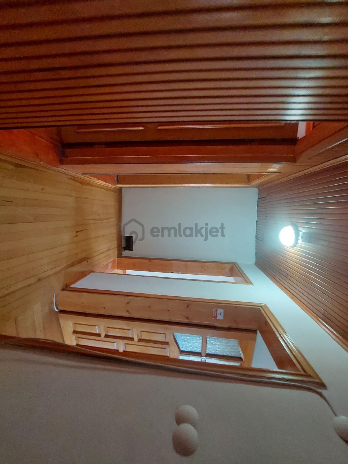 Zeynepkamil Kiralık 2,5 Katlı Müstakil Ev 10+1 - 35