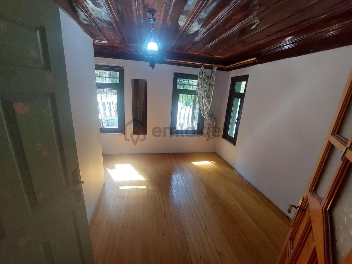 Zeynepkamil Kiralık 2,5 Katlı Müstakil Ev 10+1 - 10