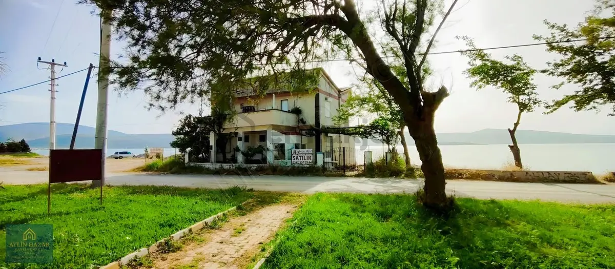 Urla'da Denize Sıfır 1300 M2 İçinde 7+2 Ev Veya Otel !