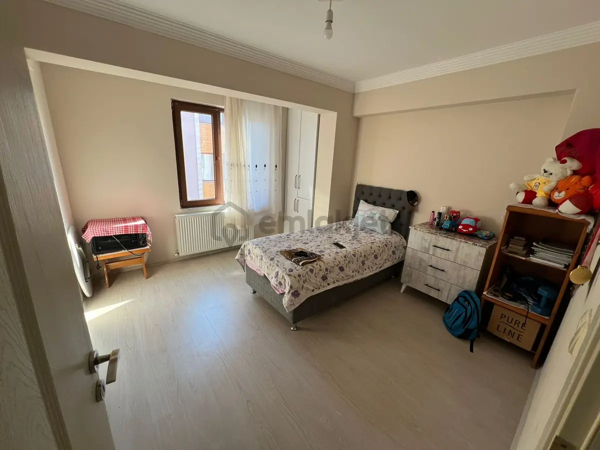 Çok Acil Satılık...mutfak Ayrı 2+1 & Çift Balkon & Çift Vc - 25