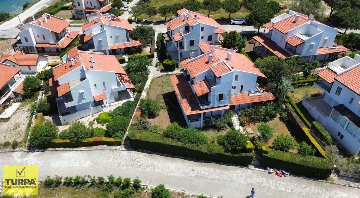 Çeşme'de Site İçinde Deniz Manzaralı 4+1 Villa - 2