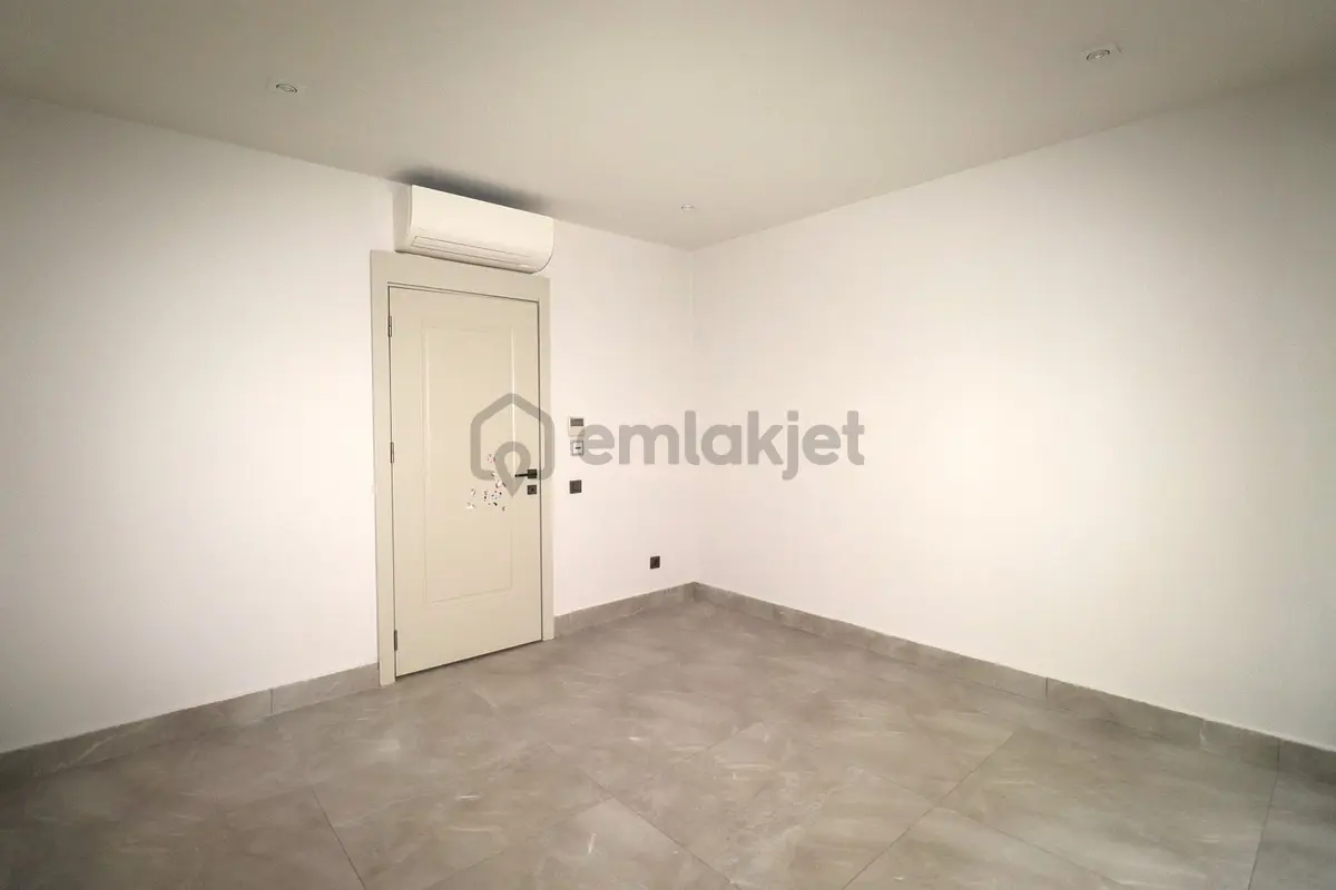 Konyaaltı'nda Modern Site İçerisinde 3 Katlı Villa - 25