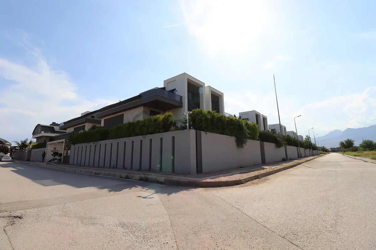 Konyaaltı'nda Modern Site İçerisinde 3 Katlı Villa - 2