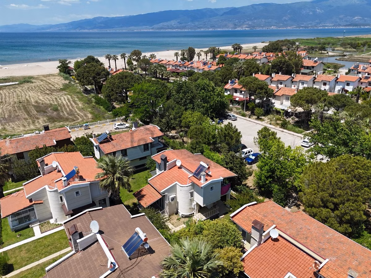 Burhaniye'de Denize Sıfır Sitede Satılık Müstakil 3+1 Villa - 35