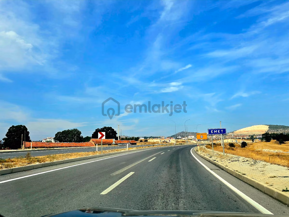 Kütahya Emet Örencik'te Köy Otoyol Elk Su Çay Yanı 1463 M² Bakımlı Tarla. Açıklamada - 2