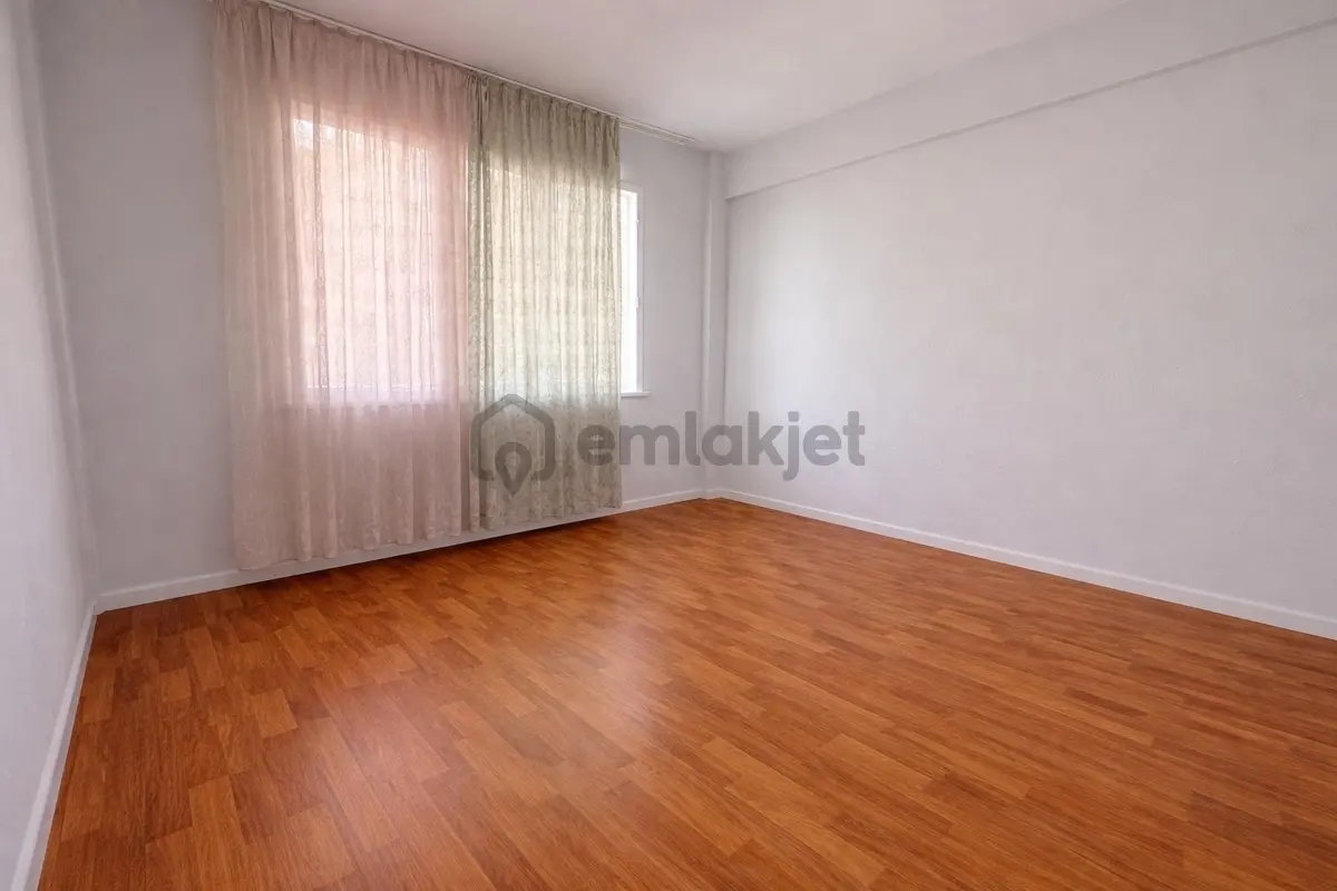 Bornova Çamdibi'nde Merkezi Konumda Köşeli Bahçeli Satılık Bina - 5