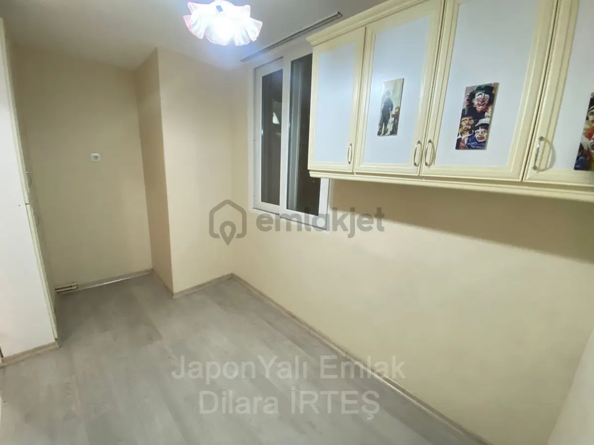 Küçükyalıda Deniz Manzaralı Ara Kat Satılık Daire - 2