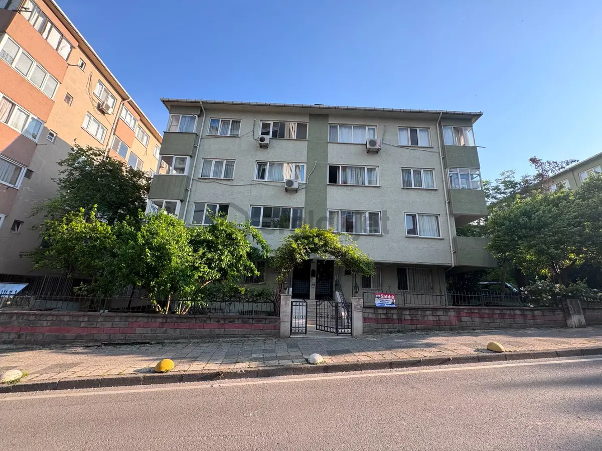 Merdivenköy Oray Sitesinde Satılık 2+1 Balkonlu Daire