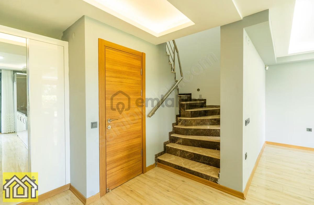 Güzelbahçede Denize 10 Metre,site İçinde Deniz Manzaralı Villa - 11