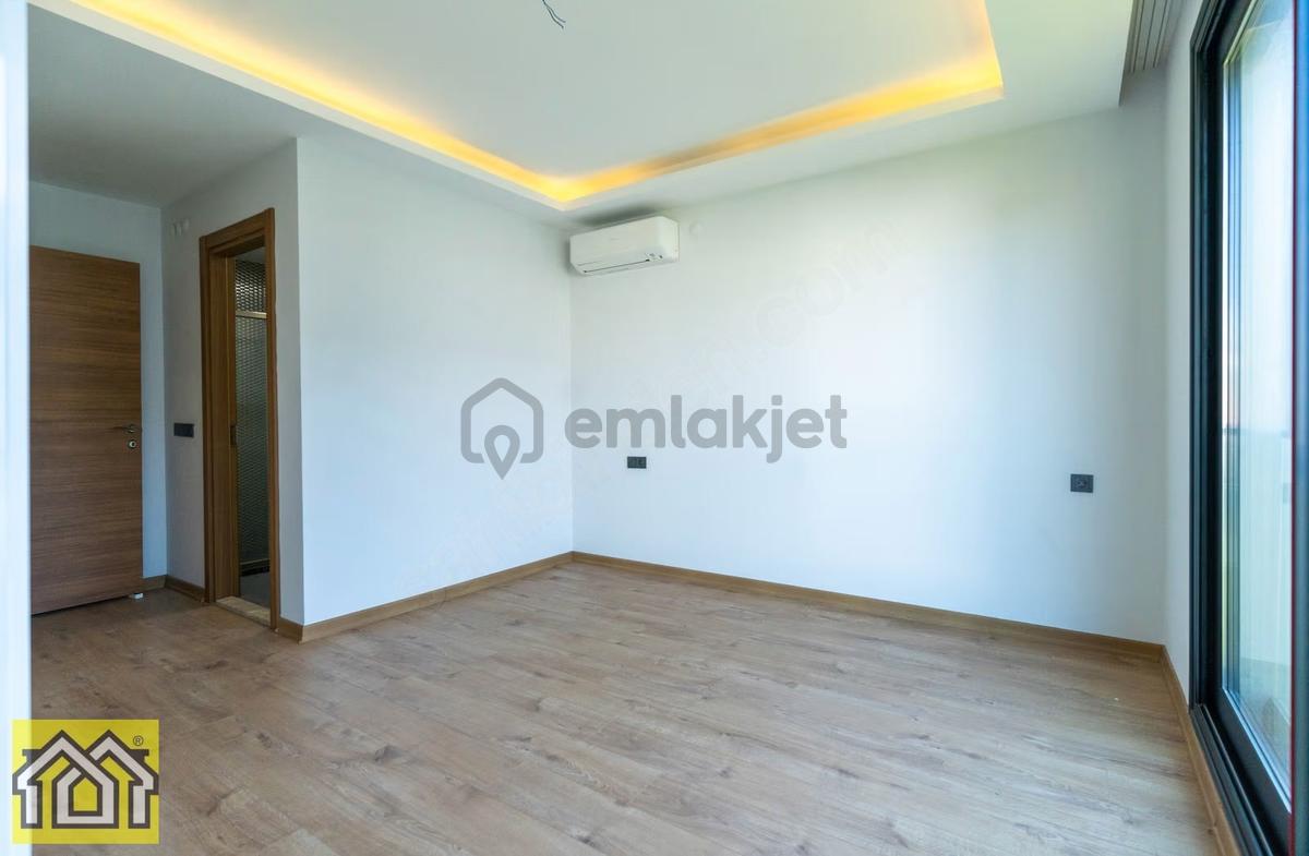 Güzelbahçede Denize 10 Metre,site İçinde Deniz Manzaralı Villa - 20