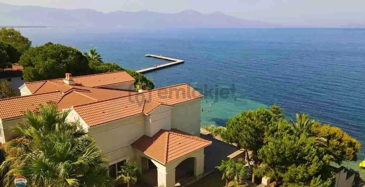 Kuşadası'nda Denize Sıfır Satılık Malikane - 9