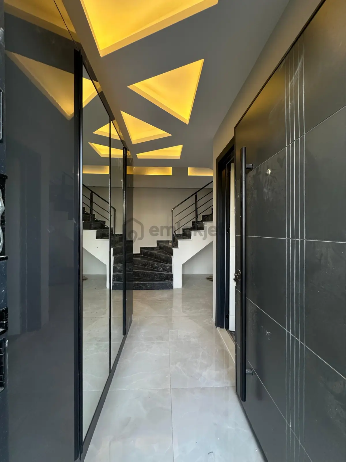 Geniş Peysaj Kullanım Alanlı Triplex Konforlu Eşsiz İşcilikli Villa - 16