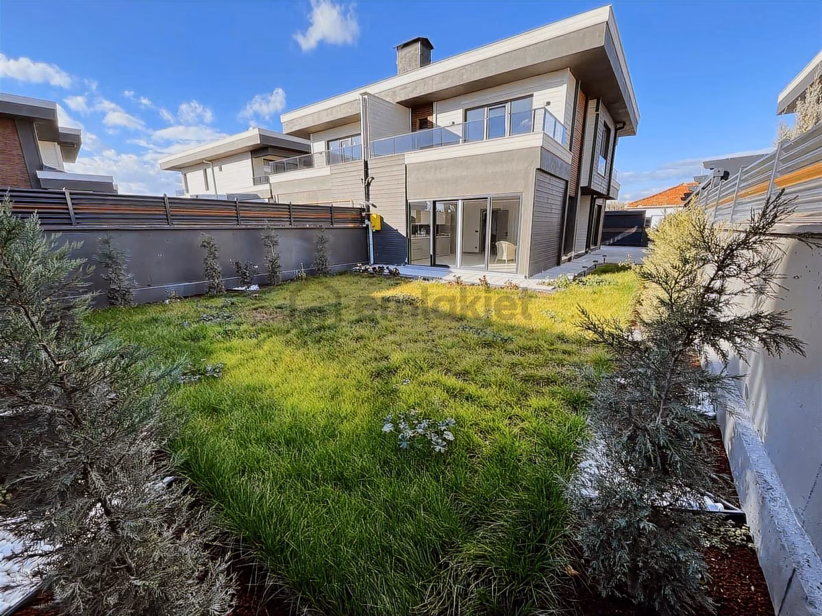 Satılık 150 M2 3+1 Dubleks Villa Geniş Bahçe 197m2