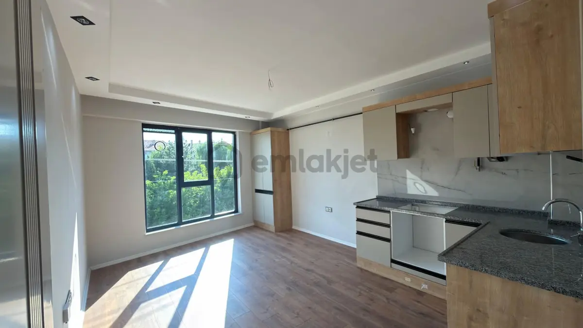 Rba'dan Sütlüce Mh. İstiklal Cd. Üzerinde Satılık 1+1 Apart