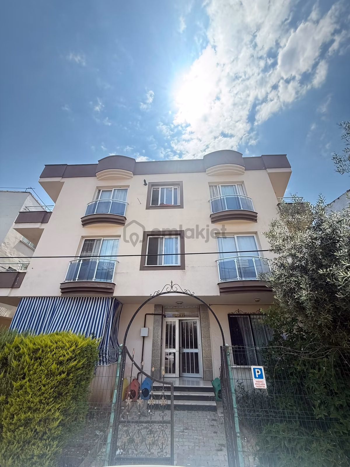 Ucan'dan Yenisehir Forum Civarı Müstakil Binada 3+1 Satılık
