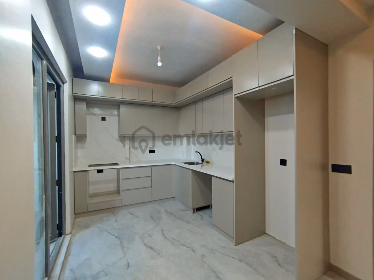 Serdivan'da Bahçeli Şömineli Ebeveyn Banyolu 3+1 Sıfır Daire - 13