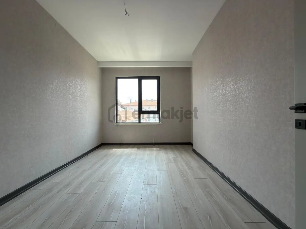 Özçeliklerden Cadde Yakını Çift Banyo Köşe Başı 140m2 3+1 Dairee - 12