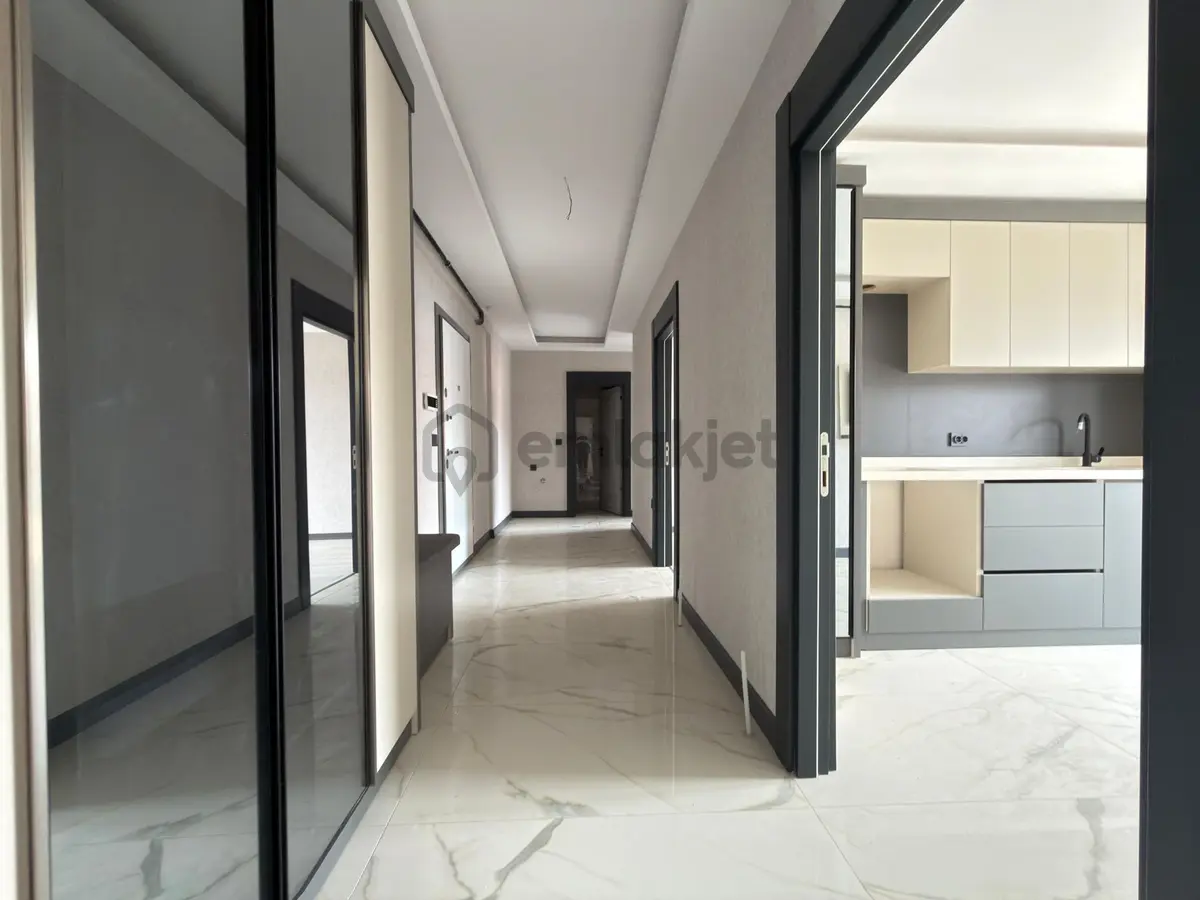 Özçeliklerden Cadde Yakını Çift Banyo Köşe Başı 140m2 3+1 Dairee - 4