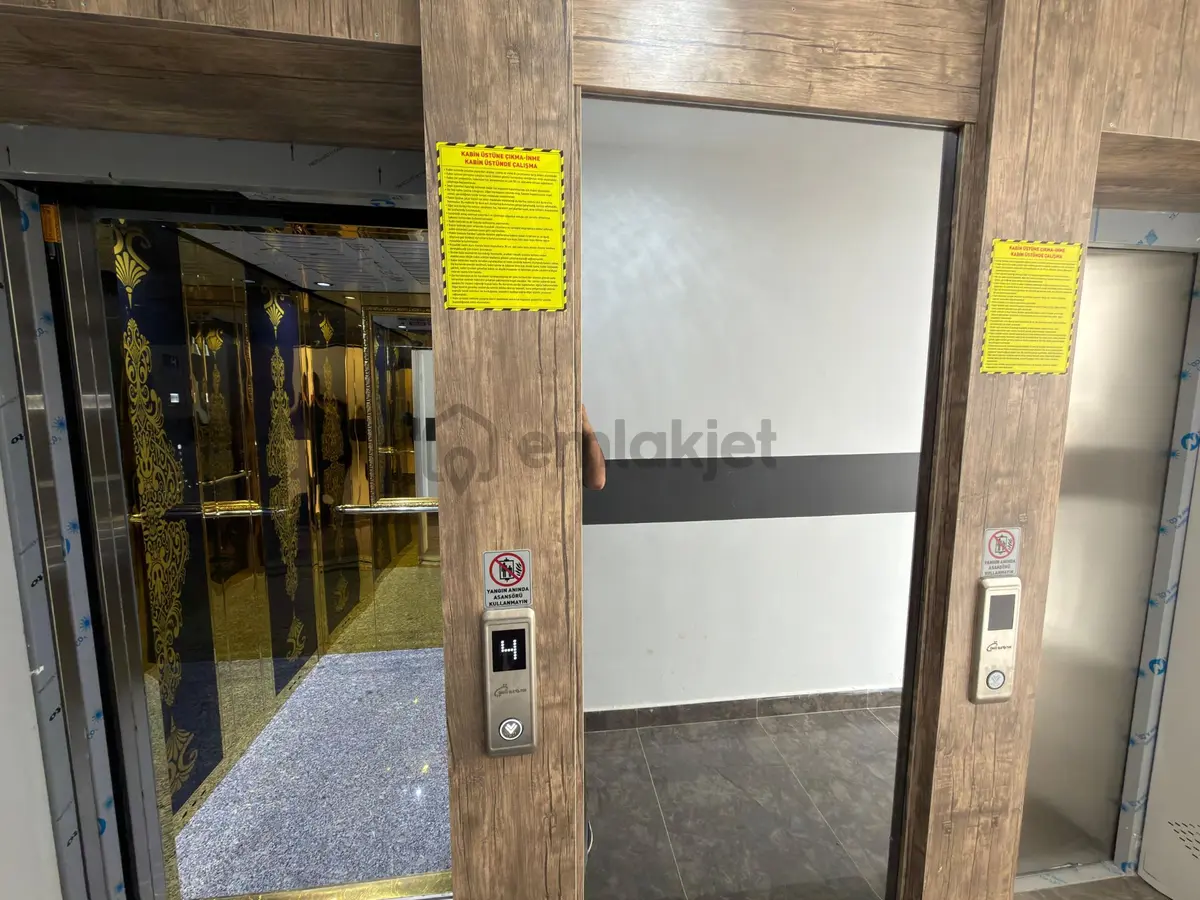 Özçeliklerden Cadde Yakını Çift Banyo Köşe Başı 140m2 3+1 Dairee - 35