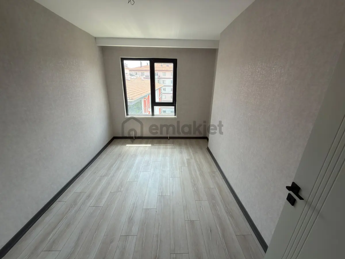 Özçeliklerden Cadde Yakını Çift Banyo Köşe Başı 140m2 3+1 Dairee - 10