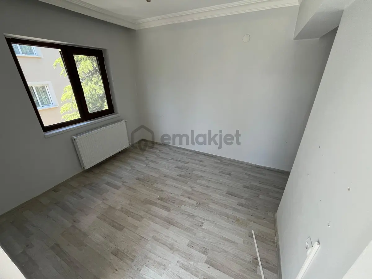 Karapürçekte Merkeze Yakın Katta 3+1 - 4