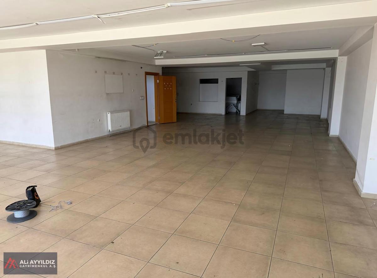Uzayçağı Caddesi Üzerinde 1000 M2 Kiralık Dükan - 15