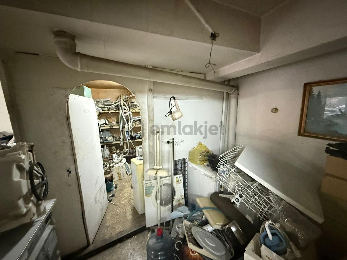 Mithatpaşa Caddesinde Satılık Dükkan Mağaza - 21