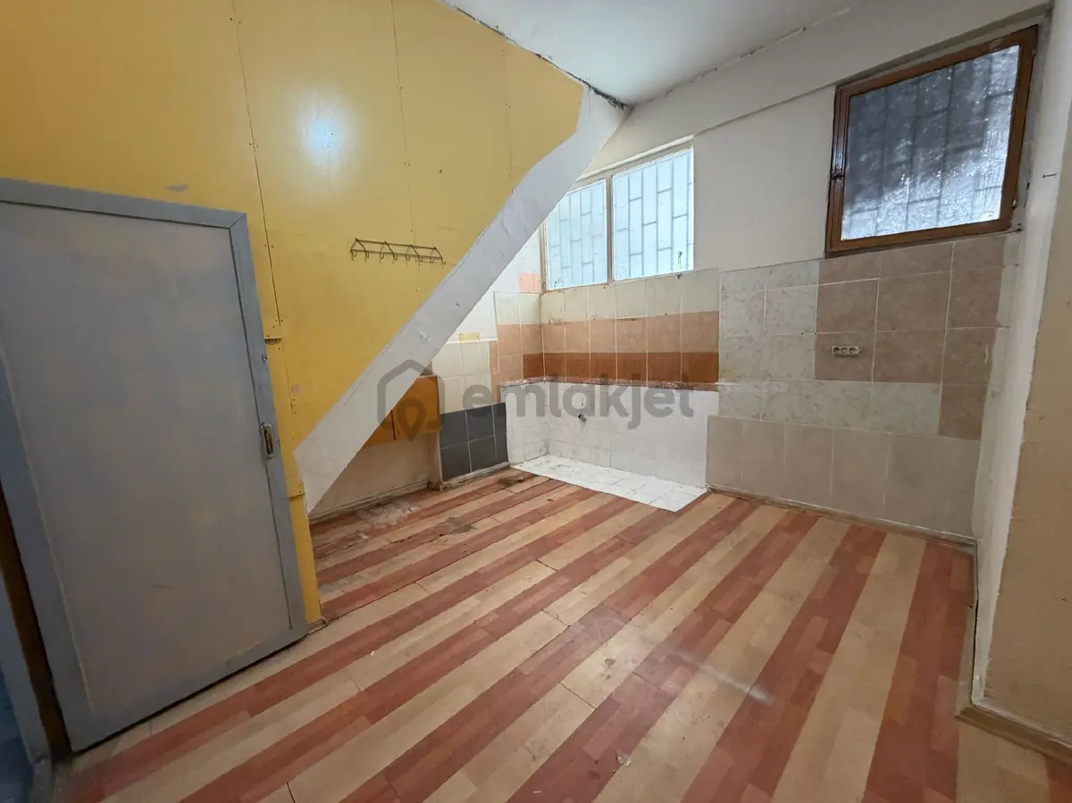 Güneyden Tülin Cadd.de 350m2 Depolu Dükkan - 34