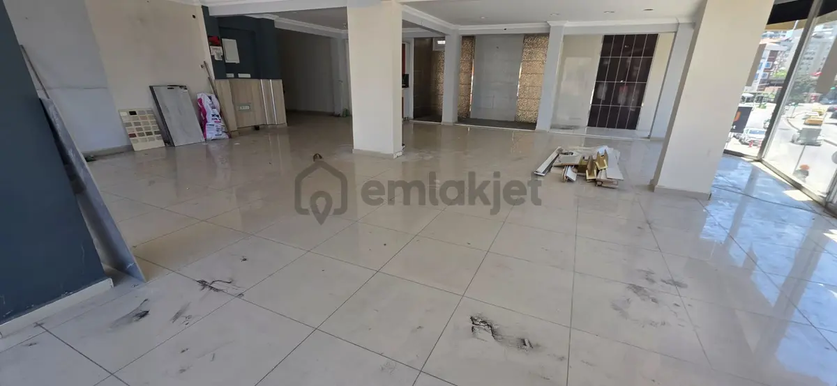 İdealtepe'de , Minibüs Yolu Üzerinde, 180 M2 Dükkan - 29